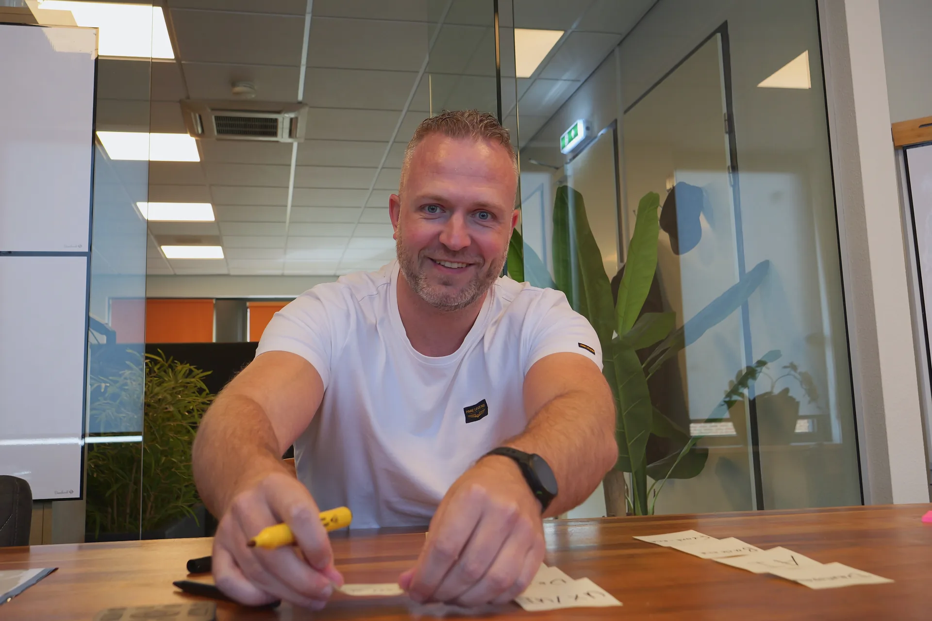 Michael werkt een idee uit aan de vergadertafel