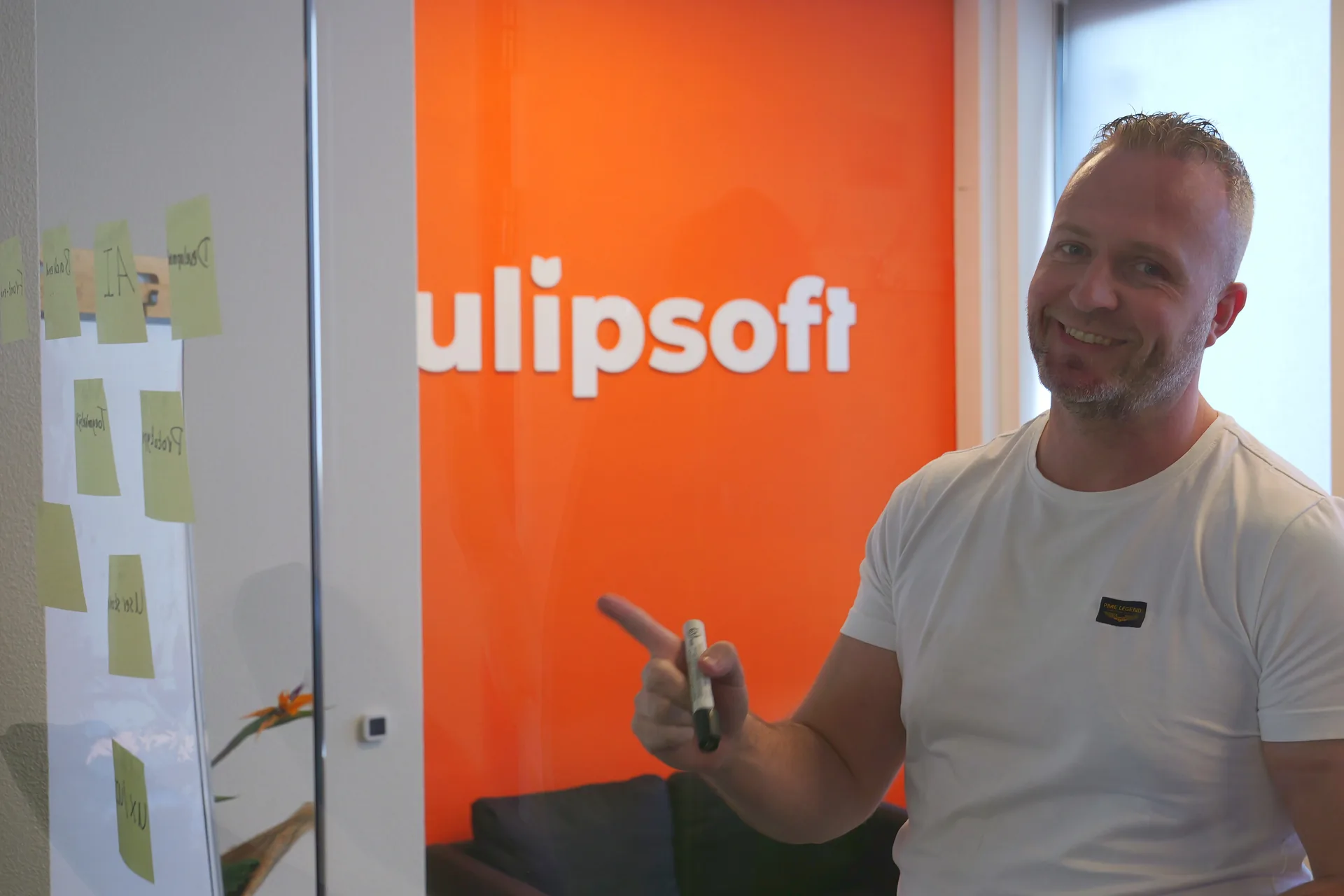 Michael bij de oranje Tulipsoft-wand