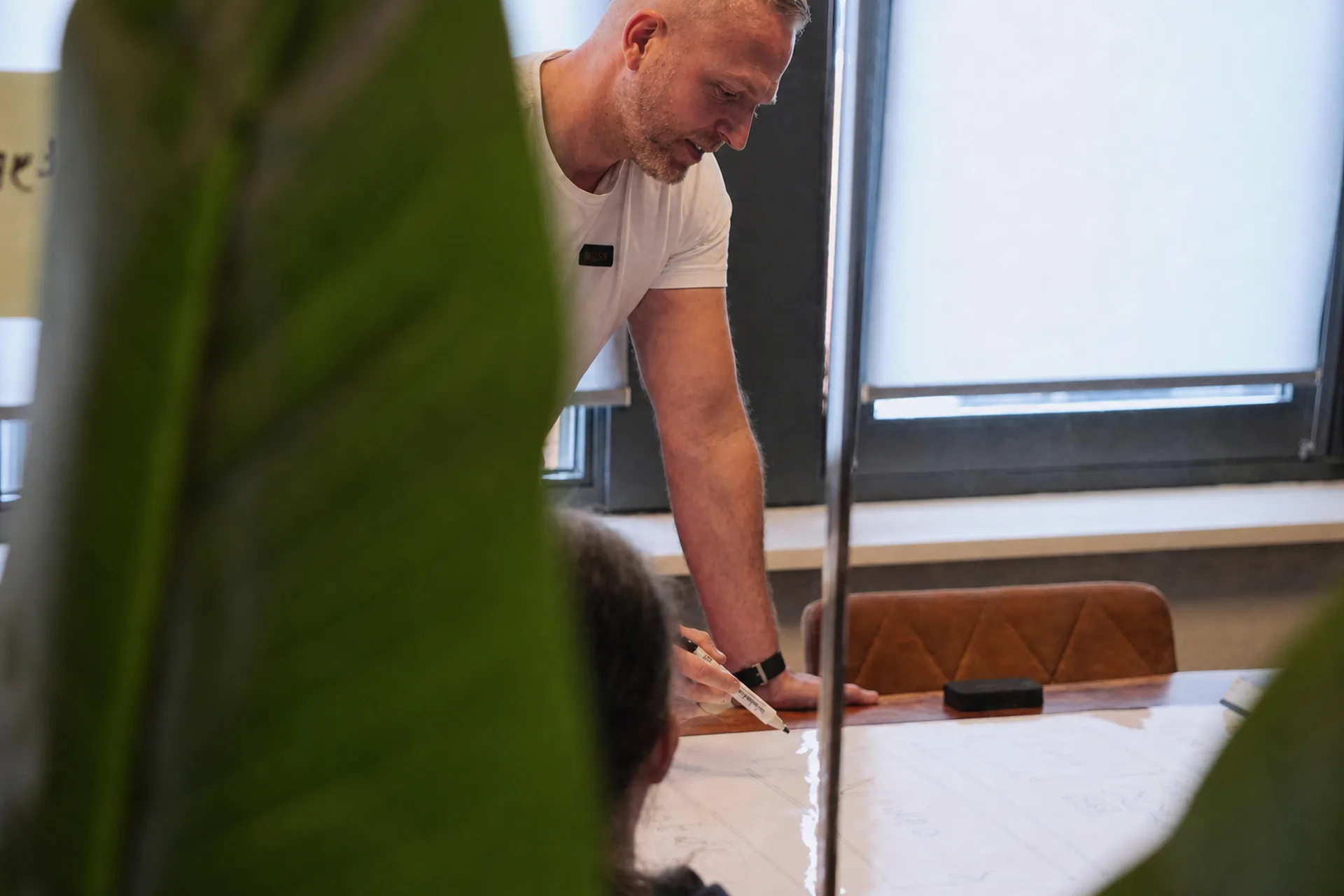 Michael werkt mee tijdens een werksessie bij Tulipsoft