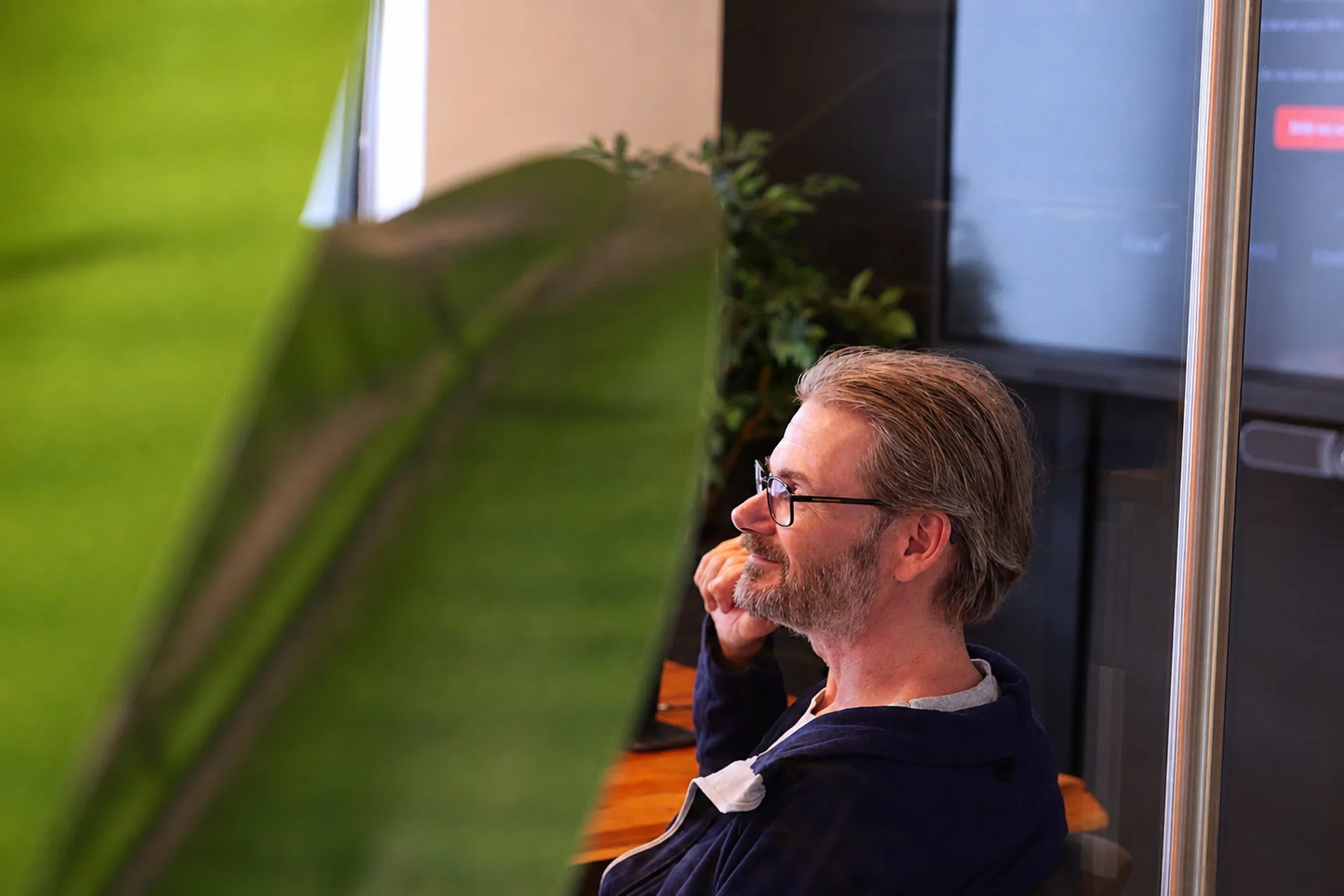 Oskar tijdens een overleg bij Tulipsoft