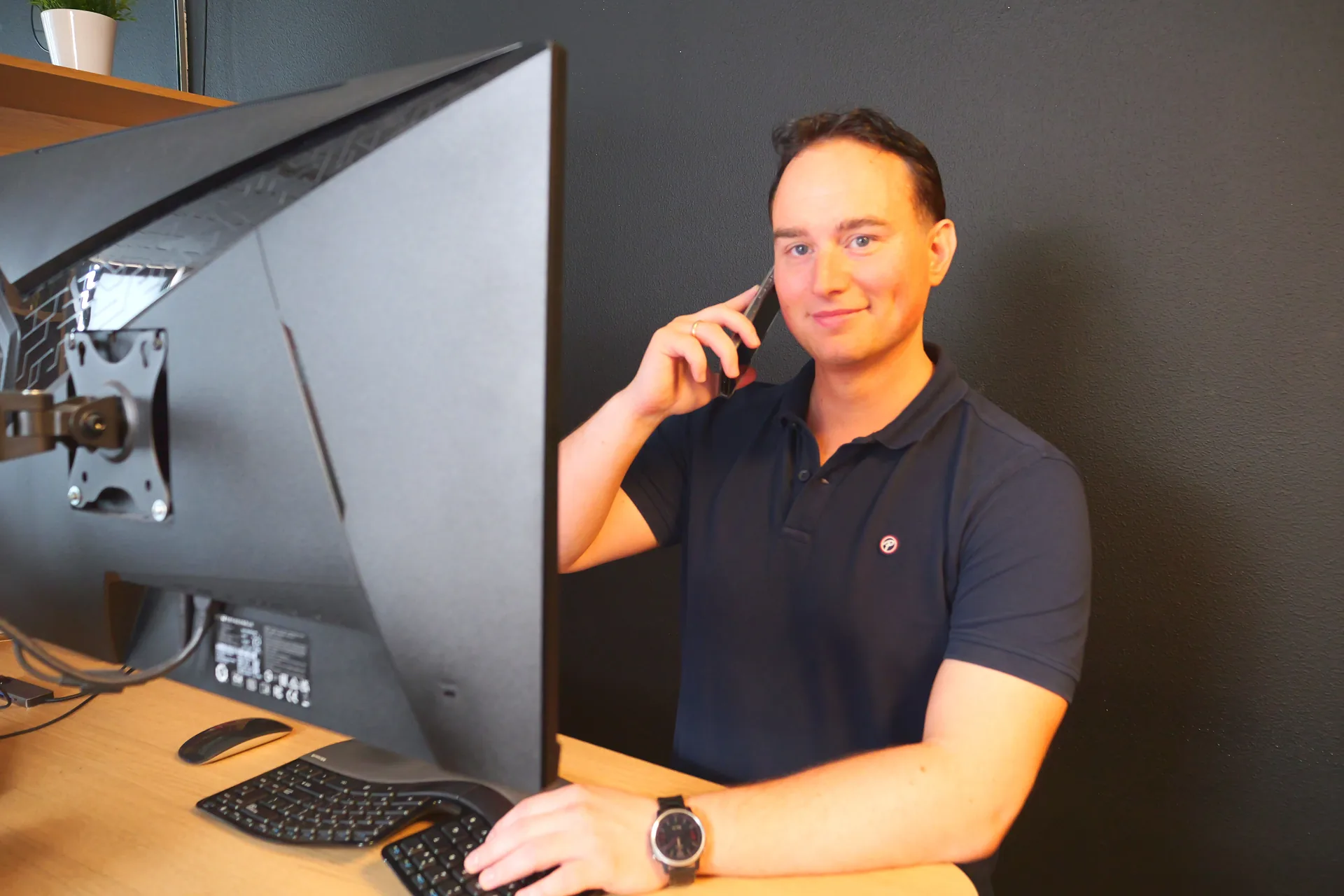 Pascal Rieder aan het werk achter zijn beeldschermen